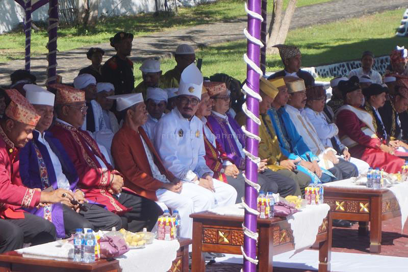 Sultan Tidore bersama para tokoh dan tamu undangan lainnya