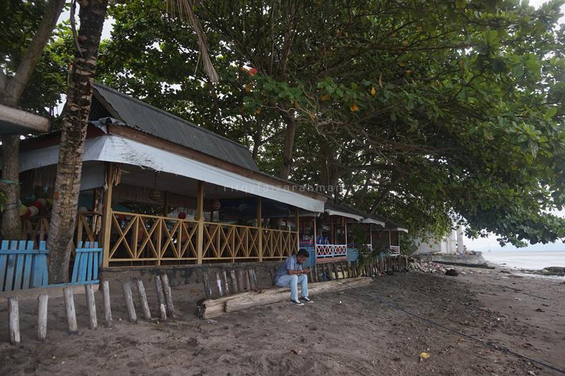 Salah satu saung kayu tempat makan di Restoran Safira Beach yang berada di tepi pantai