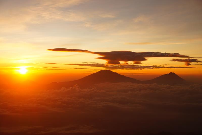 Matahari terbit dengan latar Gunung Merbabu dan Merapi